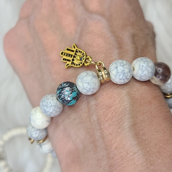 Charm Bracelet Stretch Gold Tone Lightweight Queen Hamsa Hand Shell Gift Jewelry - Picture 3 of 4